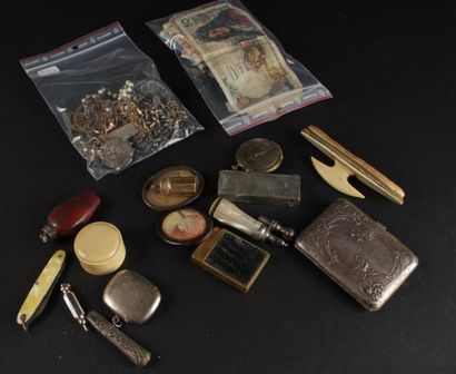 null * LOT de faux bijoux, billets anciens et objets de vitrine. 