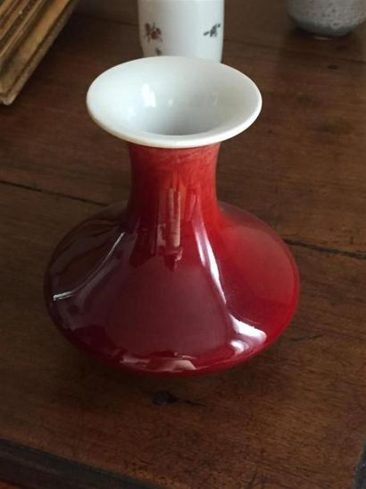 null CHINE.
Vase toupie en porcelaine émaillée sang de boeuf. Marqué.
H. 16 cm.