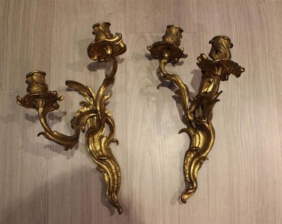 null PAIRE D'APPLIQUES en bronze à deux bras de lumière de style Louis XV. 
H. 34...