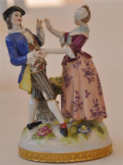 null MEISSEN (?)
Statuette en porcelaine polychrome représentant un couple de danseurs.
H.14...