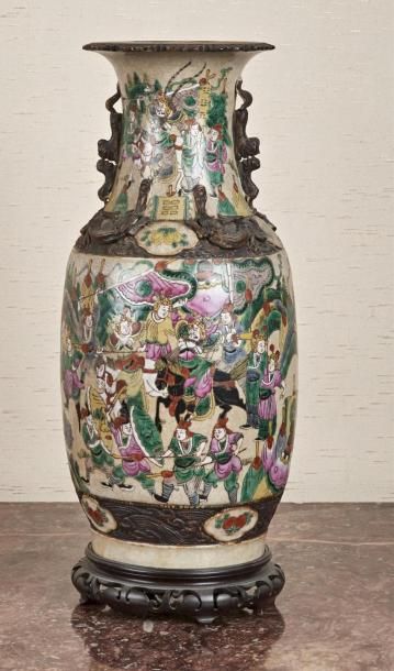 null CHINE, NANKIN - Fin du XIXème siècle 
Vase de forme balustre en porcelaine émaillée...