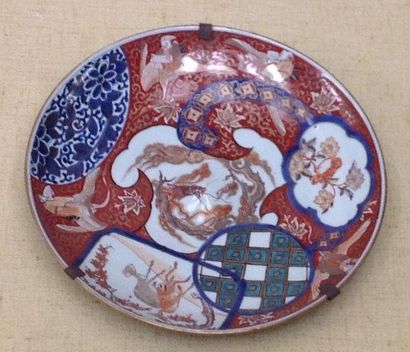 null JAPON 
Plat en porcelaine à décor Imari. 
XIXe siècle. 