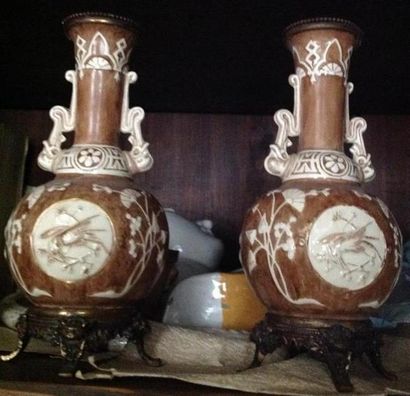 null ENSEMBLE comprenant : 
Paire de vases en céramique à haut col. 
H. 22 cm 
