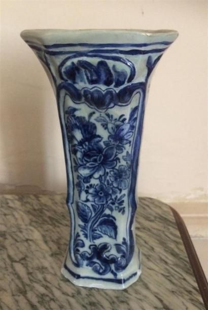 null DELFT - Petit vase cornet à décor en blanc bleu. 
Marqué au revers. 
H. 18 cm...