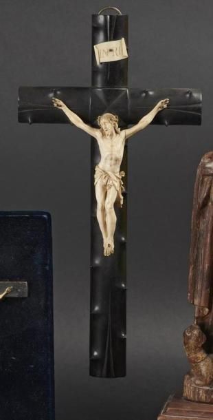 null CRUCIFIX avec Christ vivant en ivoire sculpté et croix en bois noirci. La tête...