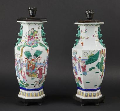 null CHINE
Paire de vases de forme balustre hexagonaux en porcelaine à décor polychrome...