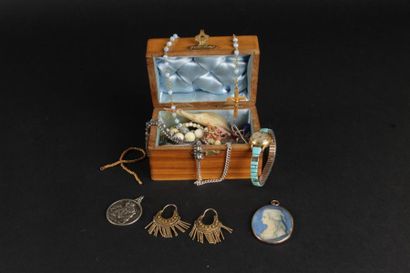 null ENSEMBLE de faux bijoux et éléments de colliers et bijoux en corail. 