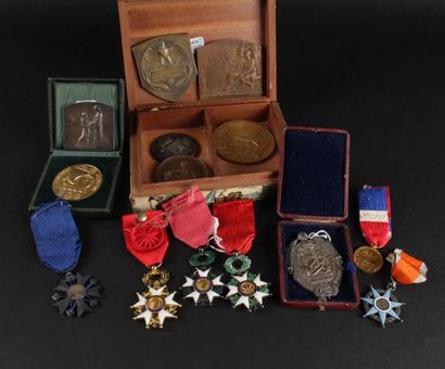 null ENSEMBLE comprenant : Huit médailles commemoratives, Trois Légions d'honneur...