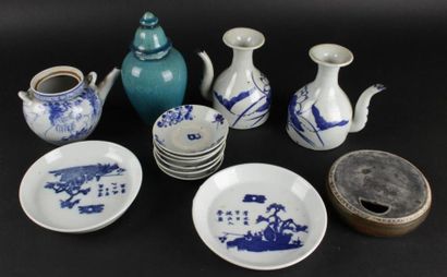 null CHINE - Lot en porcelaine à décor en camaïeu bleu dont deux kendi, theière sans...