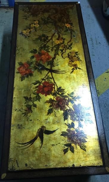 null CHINE - Table basse en bois laqué à décor de fleurs et volatiles. 
38 x 140...