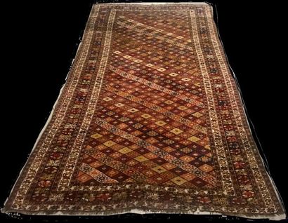 null TAPIS Kurde, Caucase de la fin du XIXe siècle à décor de losanges. 
372 x 197...