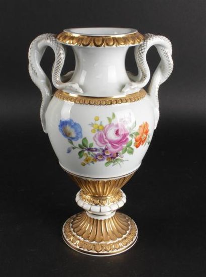 null MEISSEN : Vase en porcelaine à anses en forme de serpent. XIX°siècle.