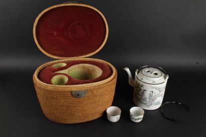 null CHINE, XXe siècle 
Service à saké en porcelaine à décor polychrome sur la verseuse...