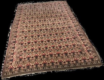 null TAPIS téhéran à décor de vases sur fond rose. 
320 x 210 cm