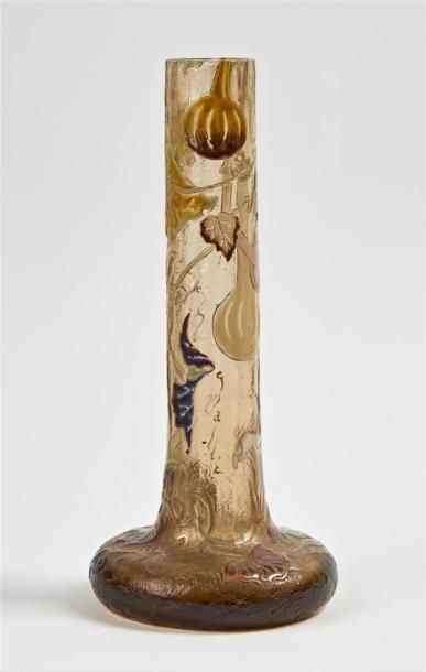 null Emile GALLE (1846-1904)
Vase à long col tubulaire sur base renflée légèrement...