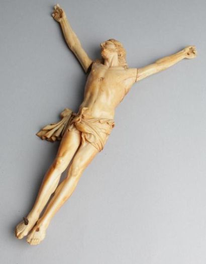 null CHRIST en ivoire sculpté, tête inclinée sur l'épaule droite, les yeux clos,...