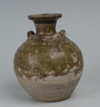 null CHINE - Epoque TANG (618-907)
Pot balustre à deux anses en terre cuite émaillée...