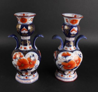 null Dans le goût de BAYEUX
Paire de vases à décor dit Imari. 
H. 27 cm 