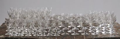 null SERVICE de VERRES en cristal taillé comprenant environ dix-huit verres à vin...