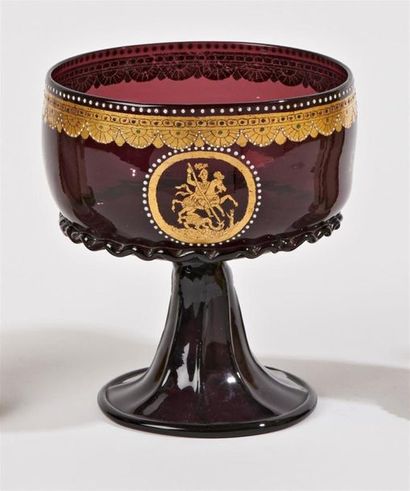 null COUPE en verre teinté de Bohême à rehauts d'or, à décor de saint Georges terrassant...