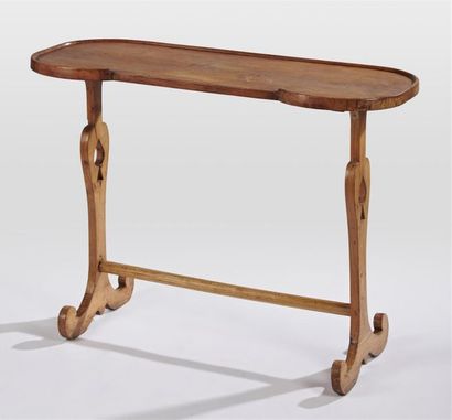 null TABLE rognon en bois naturel à un tiroir en ceinture, reposant sur des montants...