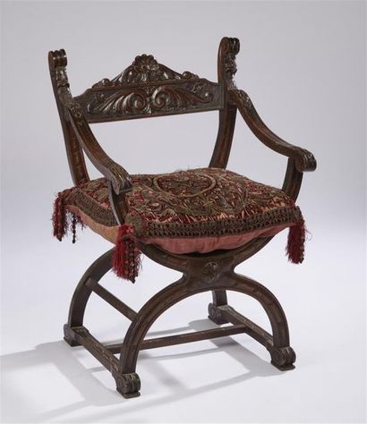 null FAUTEUIL curule en noyer teinté et sculpté à décor de feuillages, coquille et...