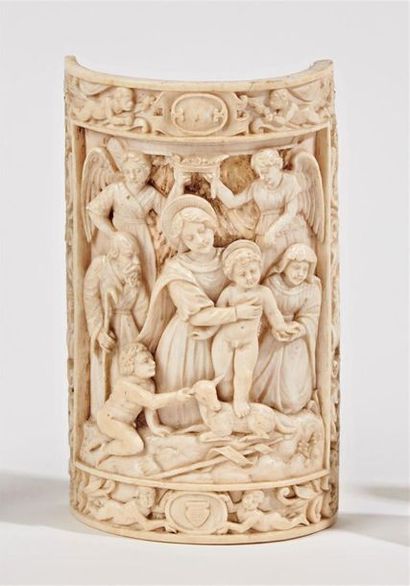 null BAS-RELIEF bombé en ivoire sculpté représentant la Vierge à l'Enfant couronnée...