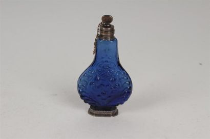 null Bernard PERROT (1640-1709)
Rare flacon à odeurs en verre soufflé moulé teinté...