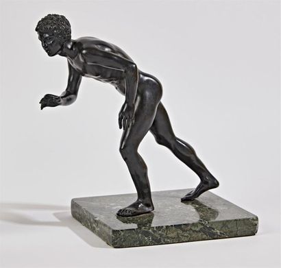 null FIGURE d'athlète courant en bronze à patine brune d'après l'antique du musée...