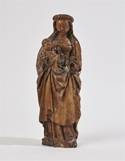 null VIERGE à l'Enfant en noyer sculpté avec infimes traces de polychromie, dos plat....