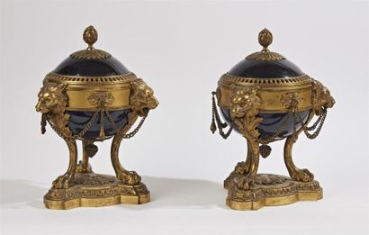 null PAIRE DE VASES pots-pourris en porcelaine bleu à monture de bronze doré à décor...