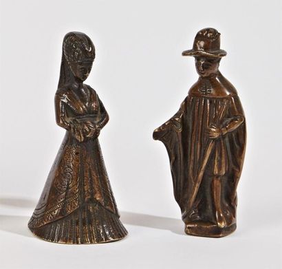 null PELERIN et DAME DE COUR en bronze en costume du Moyen Age
Dans le style du XVe...