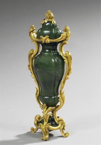 null VASE d'ornement en jade vert adapté d'une monture bronze doré du XIXe siècle...