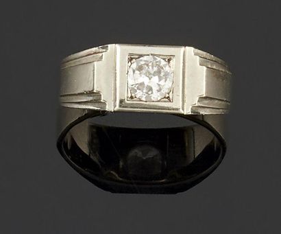 null BAGUE en or gris 750°/oo de forme géométrique ornée au centre d'un diamant de...