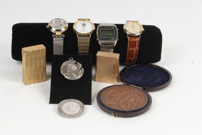 null LOT en métal comprenant : quatre montres, broche, pendentif, médaille de sacrement,...