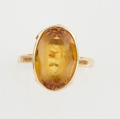 null BAGUE en or jaune 750°/oo ornée au centre d'une pierre de synthèse jaune de...