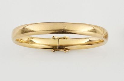 null BRACELET rigide ouvrant en or jaune 750°/oo uni (rayures).
Diamètre intérieur...