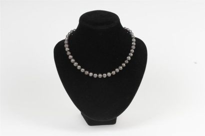 null LOT DE BIJOUX comprenant : colliers de perles de culture teintées, perles d'imitation,...