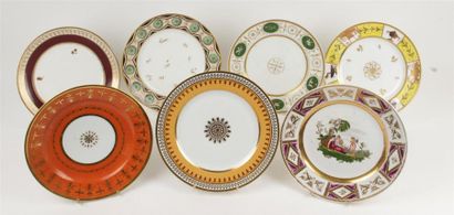 null PARIS et SÈVRES
Sept assiettes en porcelaine à décor polychrome et or variés...