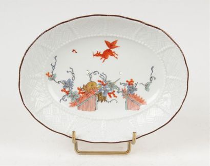 null MEISSEN
Petit plateau ovale en porcelaine à décor polychrome dans le style Kakiemon...