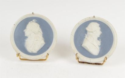 null PARIS
Deux médaillons en biscuit à fond bleu à décor en bas relief des profils...