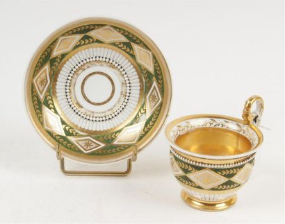 null PARIS
Tasse à thé et sa soucoupe en porcelaine à décor en or de losange et rosace...
