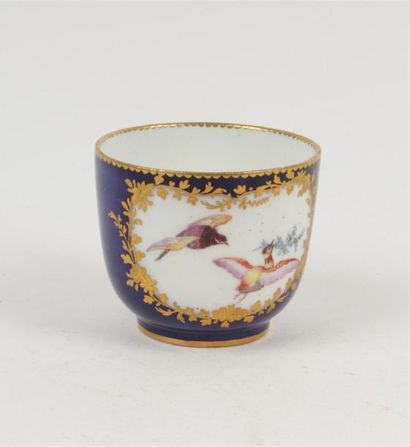 null SÈVRES
Gobelet Bouillard en porcelaine tendre à décor polychrome d'oiseaux volants...