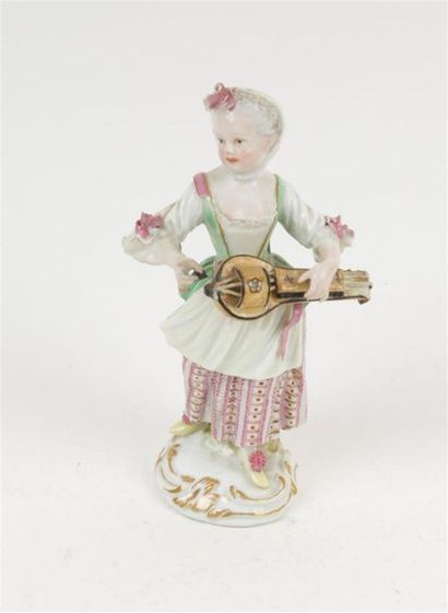null MEISSEN
Statuette en porcelaine représentant une jeune fille debout jouant de...
