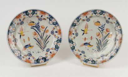 null DELFT
Deux plats ronds en faïence à décor polychrome dans le style Kakiemon...