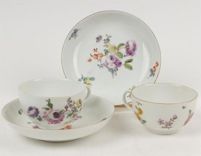 null MEISSEN
Deux tasses à thé et leur soucoupe en porcelaine à décor polychrome...