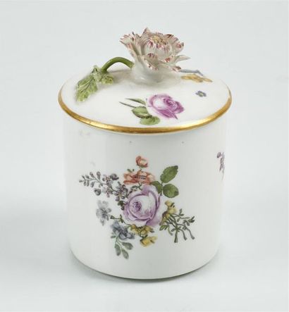 null MEISSEN
Pot à fard couvert en porcelaine de forme cylindrique à décor polychrome...