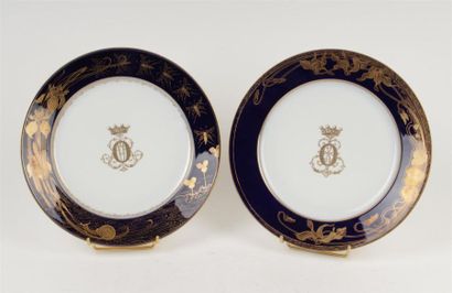 null SÈVRES
Deux assiettes en porcelaine à décor en or au centre du monogramme EO...