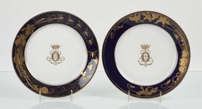 null SÈVRES
Deux assiettes en porcelaine à décor en or au centre du monogramme EO...