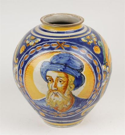 null ITALIE DU SUD
Vase boule en majolique de forme ovoïde à décor polychrome d'un...